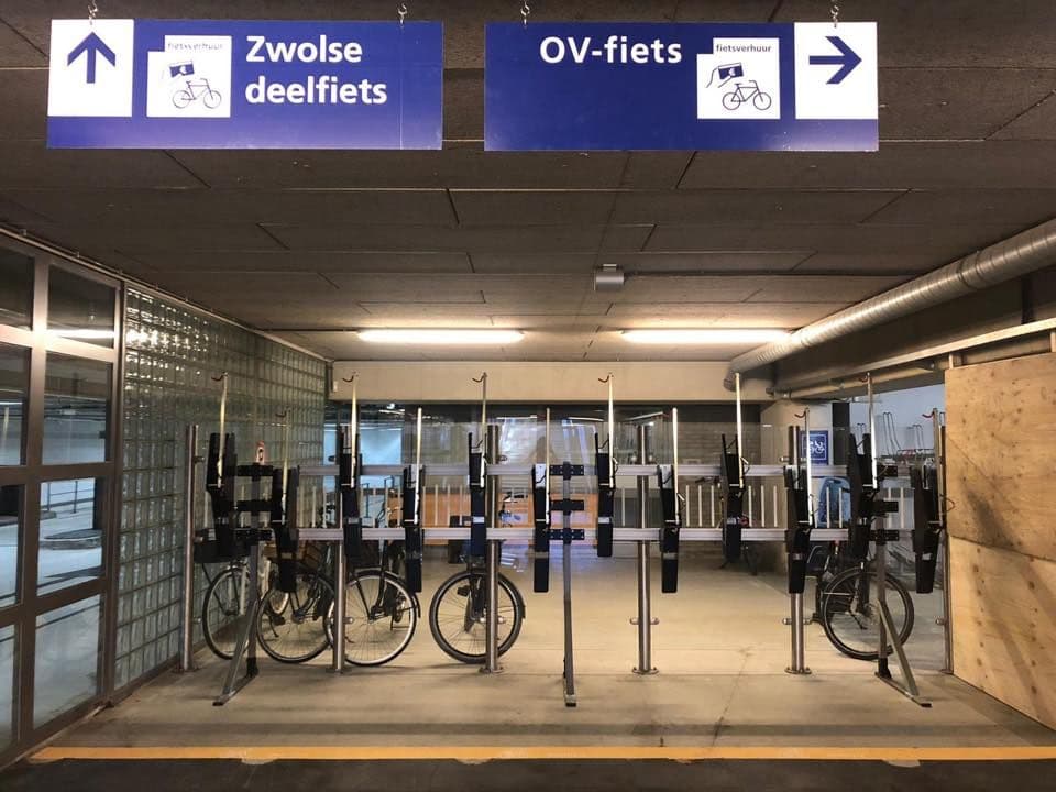 De ondergrondse droppoint bij Station Zwolle voor de deelfietsen van Deelfiets Nederland
