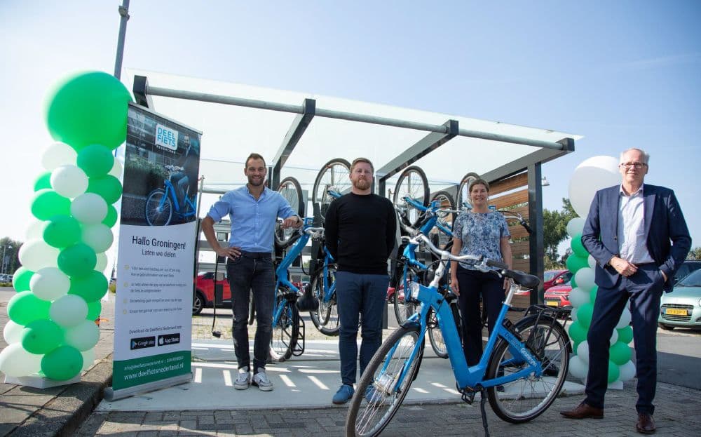 Michael Wolf bij de droppointlocatie van Deelfiets Nederland bij het P+R in Hoogkerk