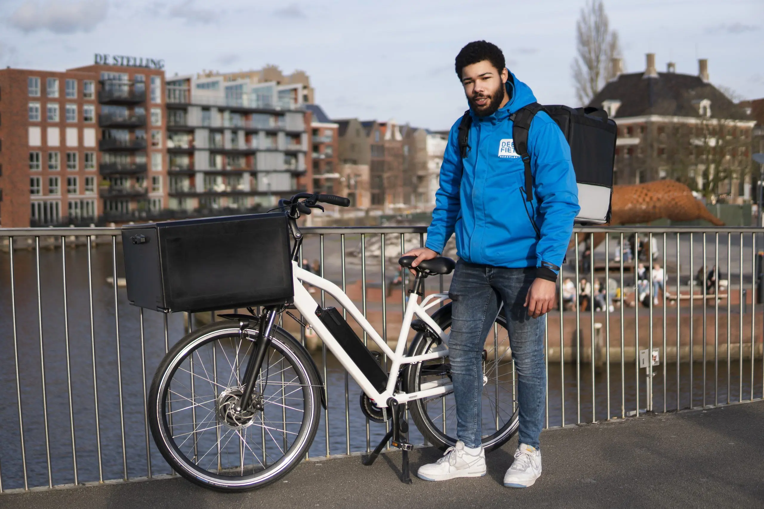 Een bezorger met een bezorgbox en bezorgfiets van Bezorgfiets Nederland