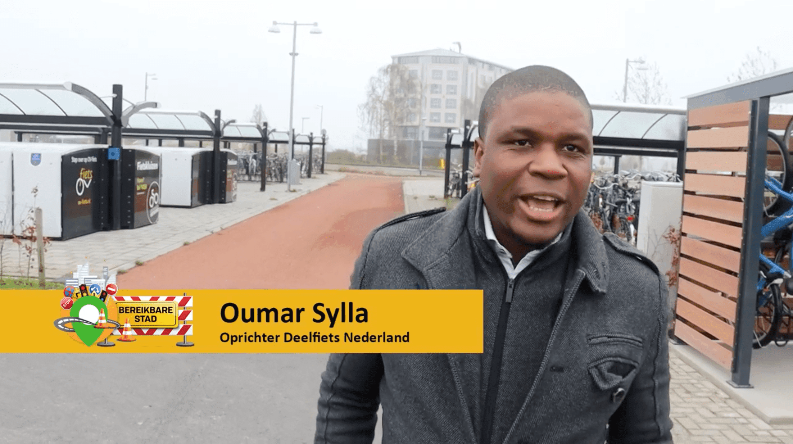 De eigenaar van Deelfiets Nederland, Oumar Sylla, bij de fietsenstalling bij de P+R van Hoogkerk in Groningen