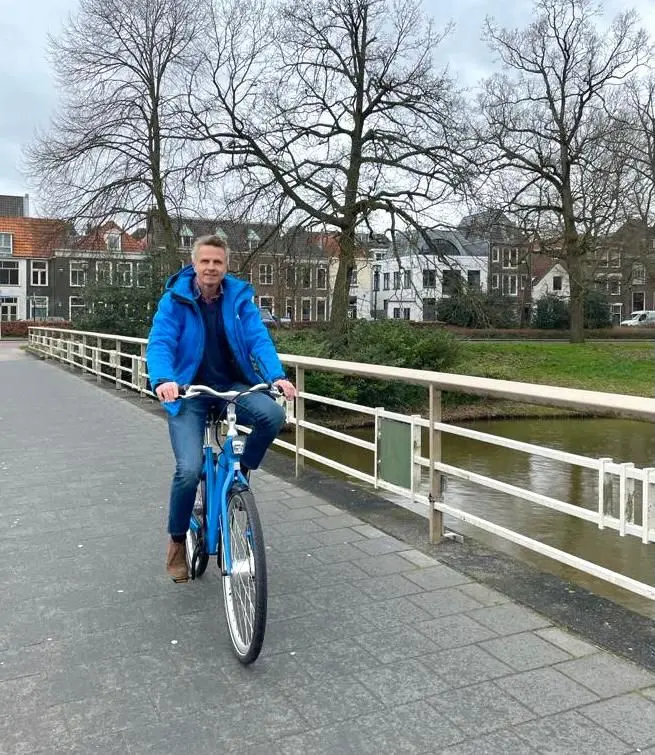 Het nieuwe lid van Deelfiets Nederland, Marcel van Wijk, op een van de slimme deelfietsen van Deelfiets Nederland