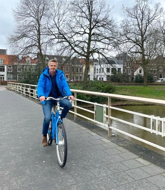 Het nieuwe lid van Deelfiets Nederland, Marcel van Wijk, op een van de slimme deelfietsen van Deelfiets Nederland