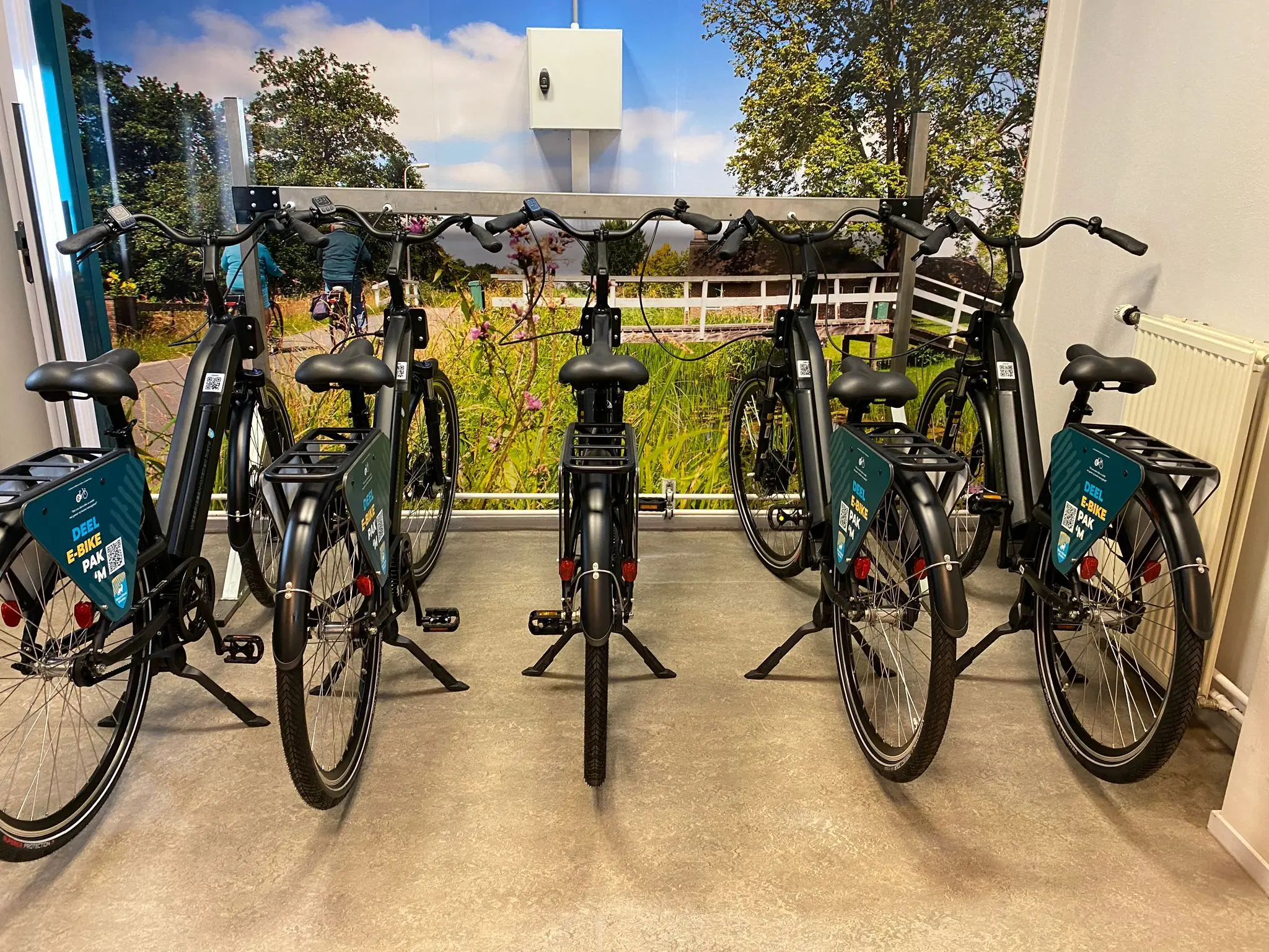 De elektrische fietsen bij een nieuwe droppointlocatie van Deelfiets Nederland in en rondom het Nationaal Park Weerribben-Wieden